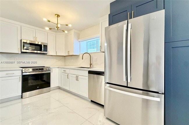 4122 Collins Ave in Miami Beach, FL - Building Photo - Building Photo