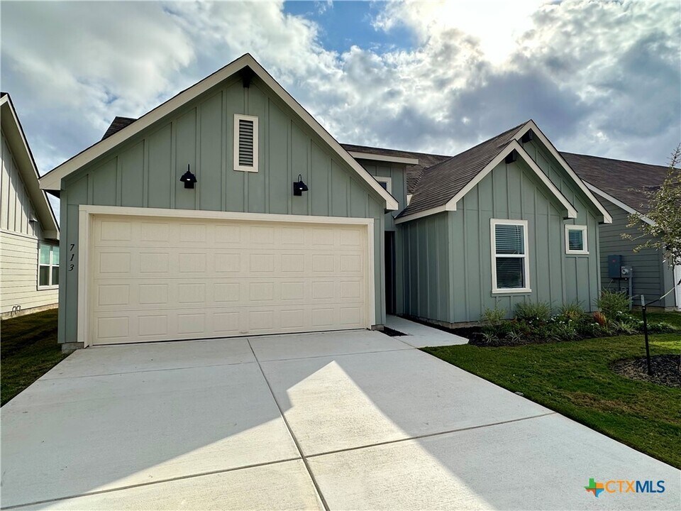 713 Signe in Seguin, TX - Foto de edificio