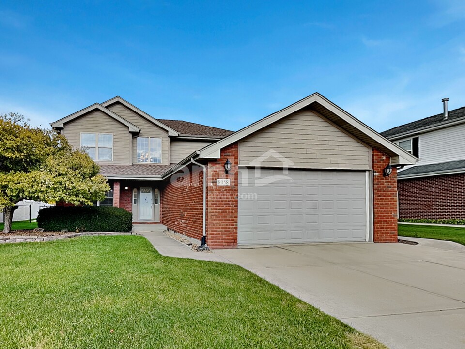 8058 W Rosebury Dr in Frankfort, IL - Building Photo