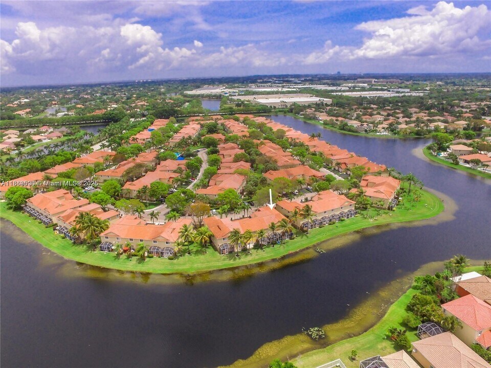 3810 San Simeon Cir in Weston, FL - Building Photo