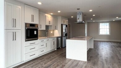 131 Cambridge St, Unit A in Burlington, MA - Building Photo - Building Photo