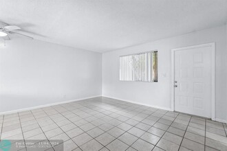 1833 NW 94th Ave in Coral Springs, FL - Foto de edificio - Building Photo