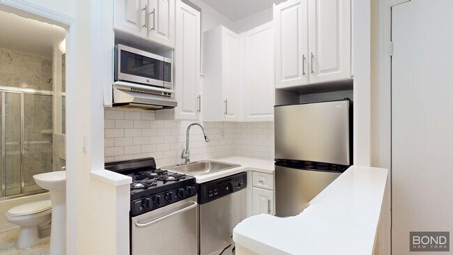 210 E 83rd St in New York, NY - Building Photo - Building Photo