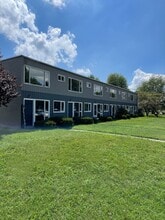 Townhomes at 28th in Columbus, IN - Foto de edificio - Building Photo