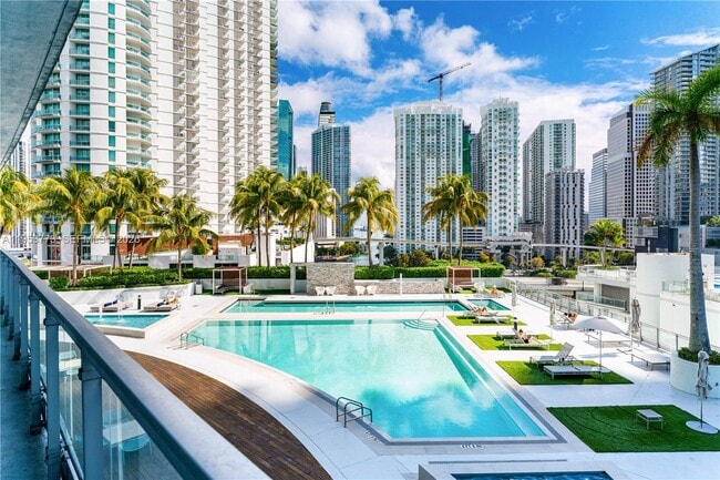 90 SW 3rd St in Miami, FL - Foto de edificio - Building Photo