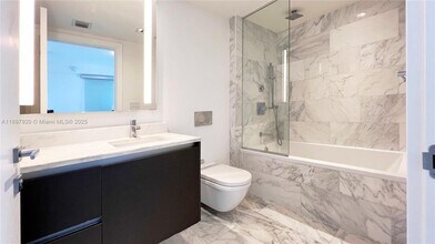 1451 Brickell Ave, Unit 2406 in Miami, FL - Foto de edificio - Building Photo