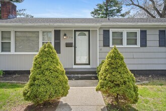 170 Riverside Dr in Hamden, CT - Building Photo - Building Photo