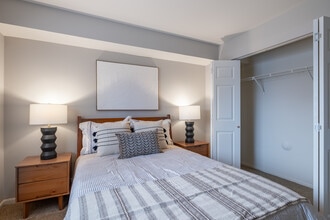 Fox Pointe Apartments in Aurora, IL - Building Photo - Interior Photo