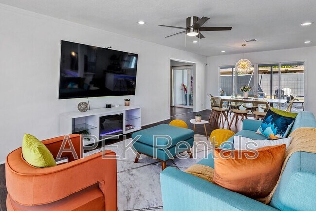 property at 980 N Buttonwillow Cir