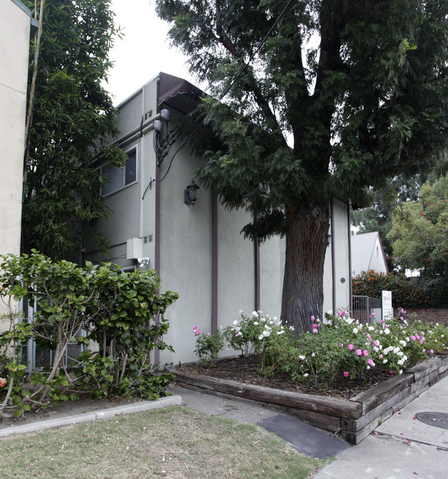 Burbank Courtyard in Valley Village, CA - Foto de edificio - Building Photo