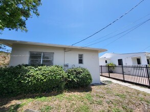 642 NW 77th St in Miami, FL - Foto de edificio - Building Photo