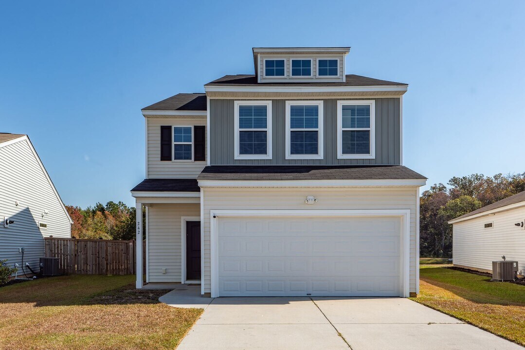 242 Torslanda Ln in Summerville, SC - Building Photo