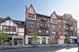 71-09 Austin St in Flushing, NY - Foto de edificio - Building Photo