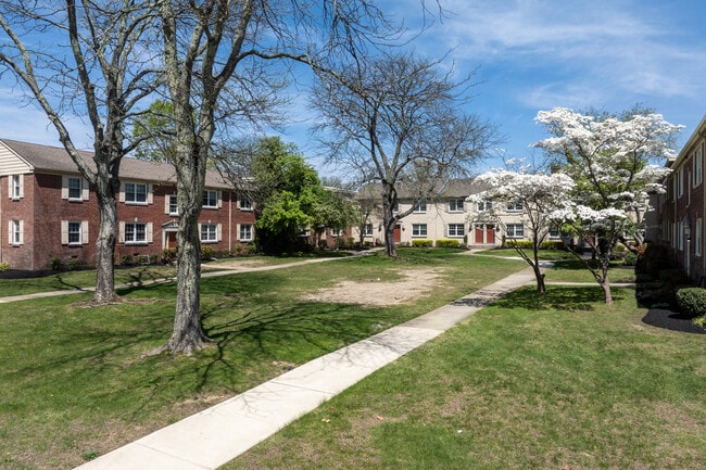 The Waterford Apartments in Cherry Hill, NJ - Foto de edificio - Building Photo