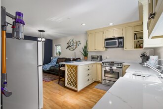 3406 W Government Way in Seattle, WA - Foto de edificio - Building Photo