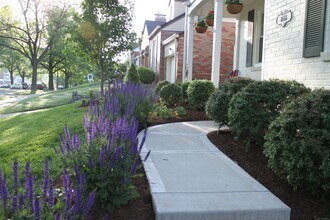 8666 Rosalie Ave in Brentwood, MO - Building Photo - Building Photo