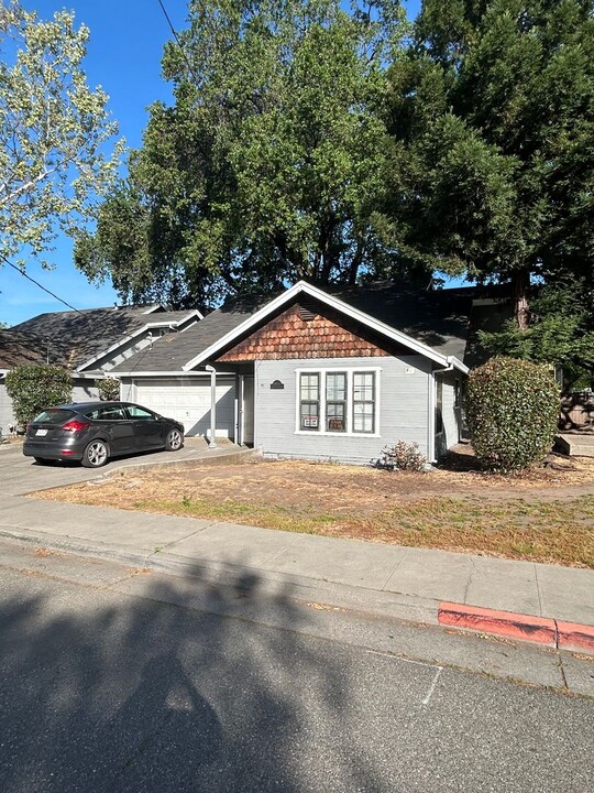 1020 W 4th St in Chico, CA - Foto de edificio