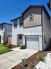 1066 Buena Vis Ln in Hanford, CA - Building Photo - Building Photo