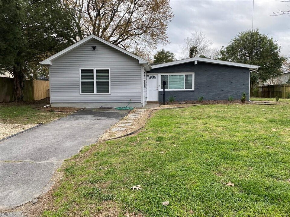 1013 Choctaw Ct in Virginia Beach, VA - Building Photo