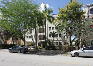 842 Salzedo St in Coral Gables, FL - Foto de edificio - Building Photo