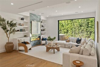 13627 Chandler Blvd in Los Angeles, CA - Building Photo - Building Photo
