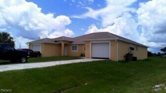 332 Grant Blvd in Lehigh Acres, FL - Building Photo