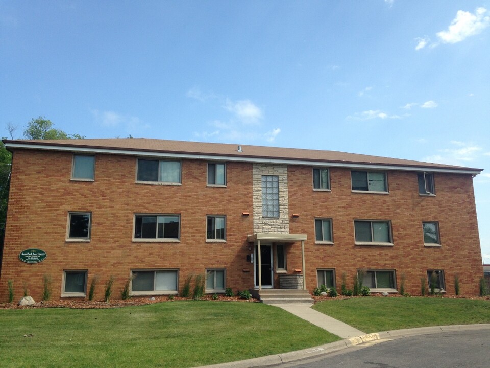 Rose Park Apartments in Roseville, MN - Foto de edificio