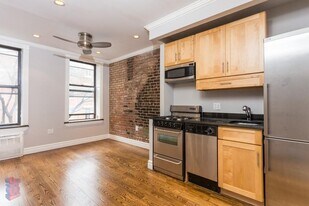 422 E 9th St in New York, NY - Building Photo