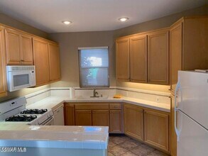 580 Fenwick Way in Simi Valley, CA - Building Photo - Building Photo