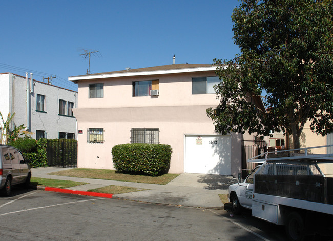 1632 Cedar Ave in Long Beach, CA - Foto de edificio - Building Photo