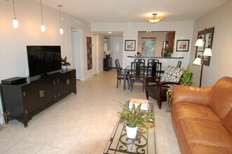 575 Oaks Ln in Pompano Beach, FL - Building Photo - Building Photo