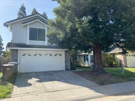 8916 Gemwood Way in Elk Grove, CA - Building Photo