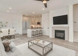 4082 SE Century Blvd in Hillsboro, OR - Building Photo - Building Photo