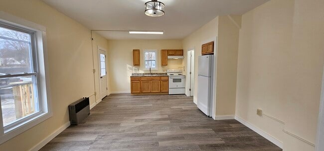 11 Grand St, Unit 3 in Claremont, NH - Foto de edificio - Building Photo