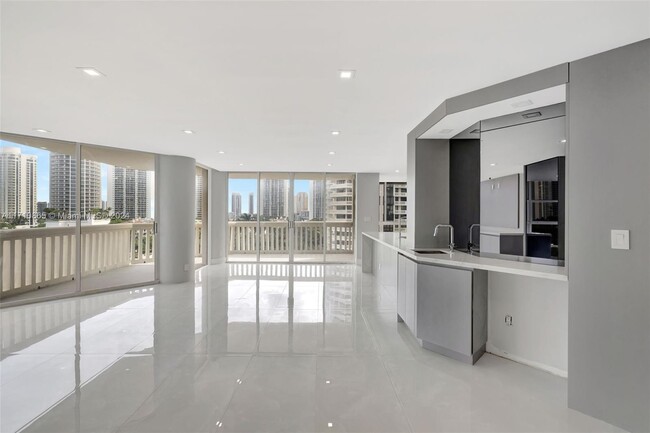 1000 E Island Blvd in Aventura, FL - Building Photo - Building Photo