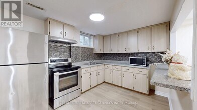 6 Queenscourt Dr in Toronto, ON - Building Photo - Building Photo