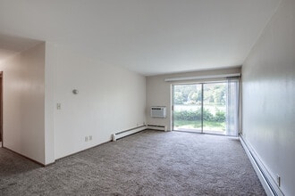 Half Moon Lake Apartments in Eau Claire, WI - Foto de edificio - Interior Photo