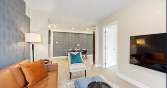 557 St Clair Ave W in Toronto, ON - Building Photo