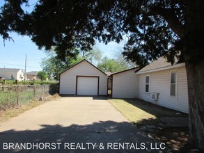 310 E Tom Stafford Ave in Weatherford, OK - Building Photo - Building Photo