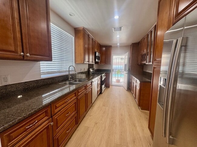 5118 Topanga Canyon Blvd in Los Angeles, CA - Building Photo - Building Photo