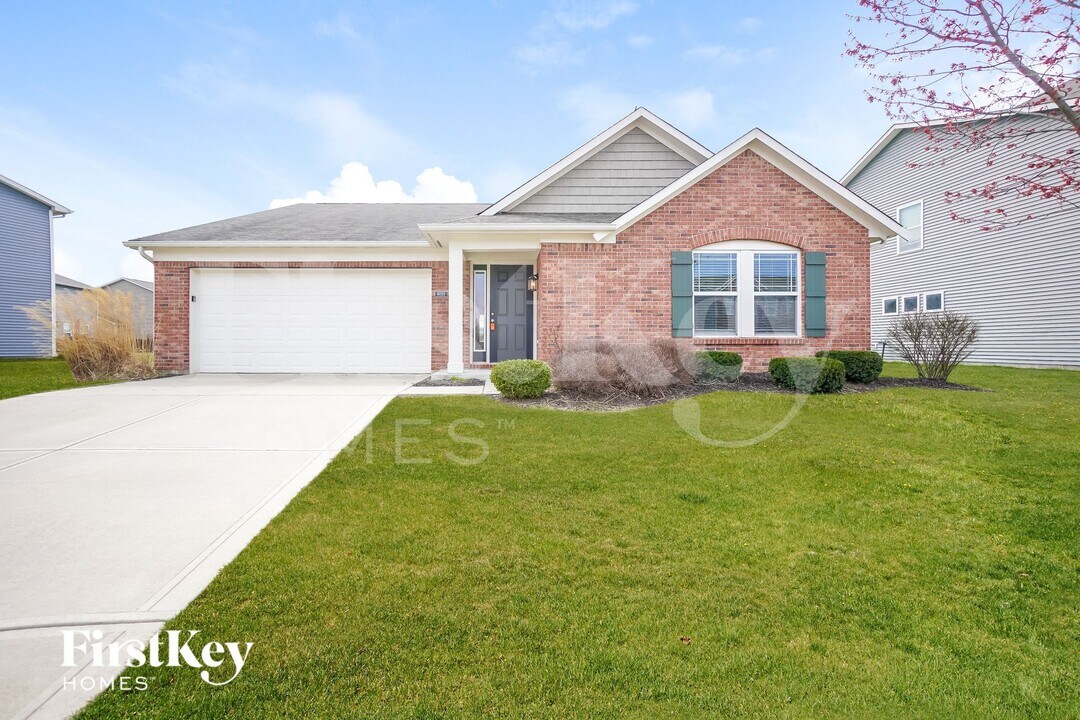 6055 W Brickell Ln in McCordsville, IN - Foto de edificio