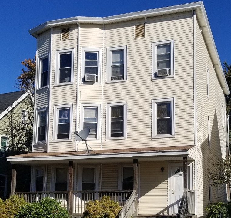 195 Holly St in Bridgeport, CT - Building Photo