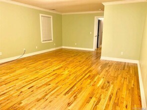 1 W Owen St in Westbury, NY - Building Photo - Building Photo
