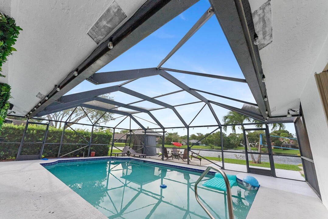 13947 Geranium Pl in Wellington, FL - Building Photo