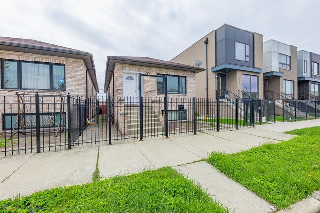 2549 S Hillock Ave in Chicago, IL - Building Photo - Building Photo