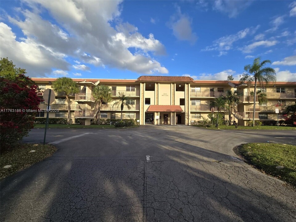 3900 NW 76th Ave in Sunrise, FL - Foto de edificio