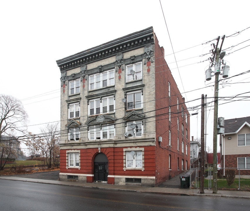 553 S Main St in Waterbury, CT - Building Photo