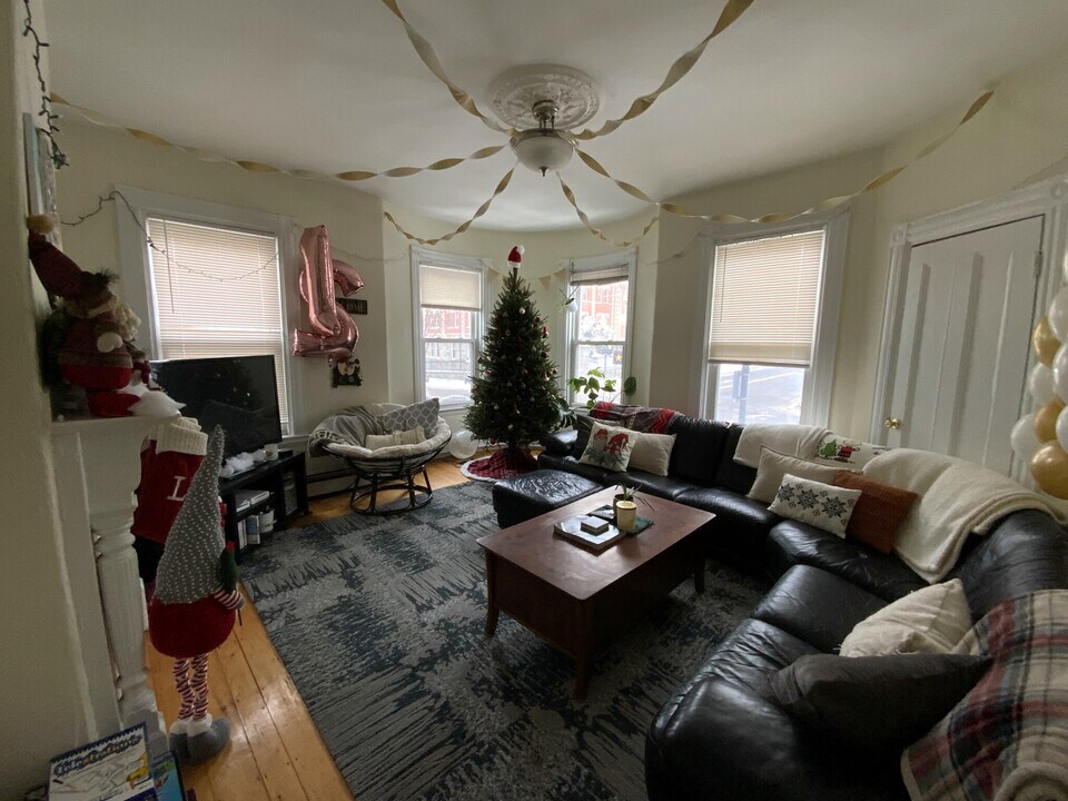 129 Saint Alphonsus St in Boston, MA - Building Photo