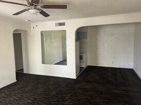 605 S Royal Crest Cir in Las Vegas, NV - Building Photo