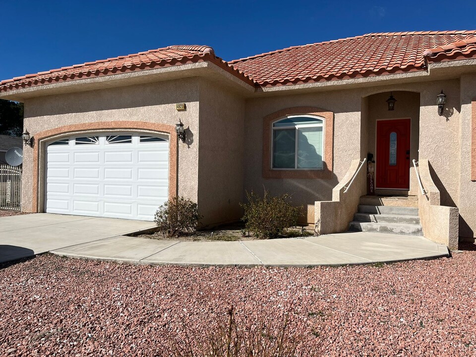 14920 Fireside Ln in Helendale, CA - Foto de edificio